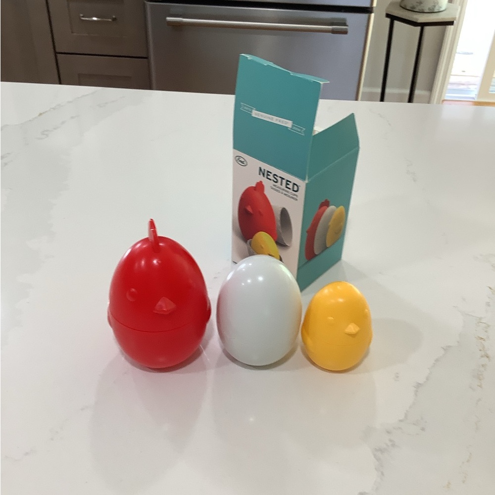 Fred Nested Measuring Cups - Red and Yellow and Grey Bird Design - Picture 2 of 6